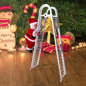 Détail du Père Noël électrique grimpant sur une échelle blanche pour décoration de Noël