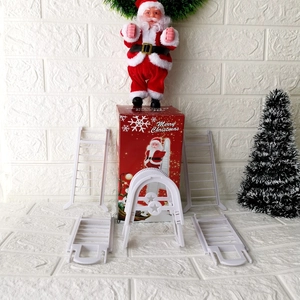 Père Noël électrique grimpant avec échelle blanche et boîte cadeau de fête