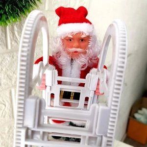 Gros plan du Père Noël électrique grimpant sur une échelle en plastique blanc décorative