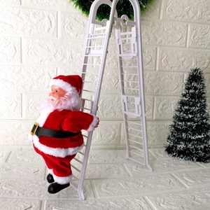 Détail du Père Noël en velours grimpant sur une échelle blanche pour décoration de Noël