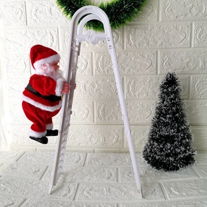 Gros plan du Père Noël électrique grimpant une échelle blanche pour décoration de Noël