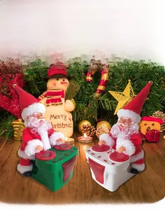Détail de jouets musicaux Père Noël DJ avec bases blanches et vertes en décor festif
