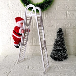 Détail du Père Noël grimpant sur une échelle en plastique blanc avec étoile décorative