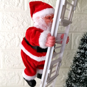 Détail du Père Noël électrique grimpant sur une échelle blanche avec décor de sapin vert