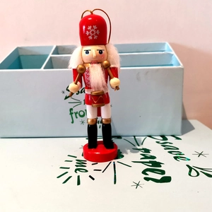 Casse-noisette soldat en bois de 12cm avec baguettes dorées et cordon de suspension