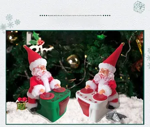 Vue détaillée du Père Noël DJ électrique avec platines vertes et blanches sur neige