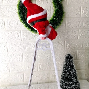 Détail du Père Noël électrique grimpant sur une échelle blanche pour décoration de Noël festive
