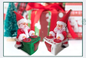 Détail du Père Noël DJ électrique avec socle vert et blanc en décor de Noël festif
