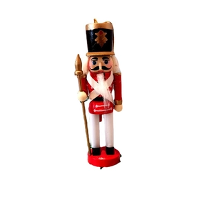 Figurine de casse-noisette classique en bois de 12cm avec lance dorée et socle rouge