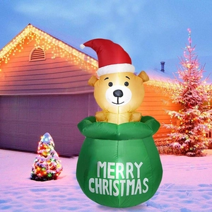 Détail de l'ours de Noël gonflable dans un sac cadeau vert avec texte Merry Christmas