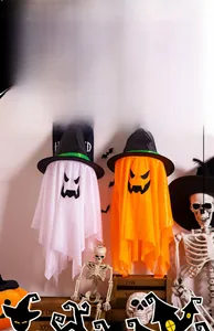 Dettaglio di fantasmi di Halloween luminosi con cappelli da strega e tessuto a rete LED