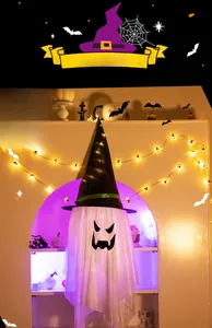 Dettaglio del fantasma di Halloween luminoso con luci LED e cappello da strega per feste