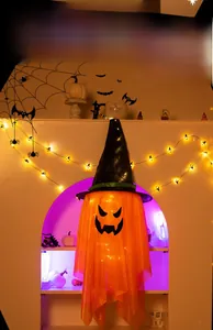 Dettaglio di un fantasma di Halloween luminoso con cappello da strega arancione e luci LED