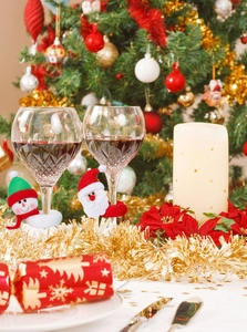 Anneaux de verre à vin en peluche Père Noël et Bonhomme de neige sur table de Noël