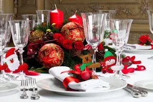Détail de ronds de serviette en peluche Père Noël et renne pour table de Noël