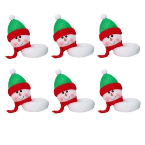 Vue détaillée de six ornements bonhommes de neige avec bonnets verts et écharpes rouges