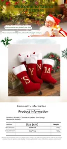 Détail d'une chaussette de Noël en velours rouge avec bord en fausse fourrure et lettre dorée