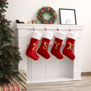 Lot de 4 chaussettes de Noël classiques en velours rouge avec lettres dorées brodées sur manteau