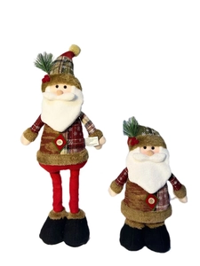 Detailweergave van de kerstmanpoppen met lange en korte benen en geruite stoffen textuur