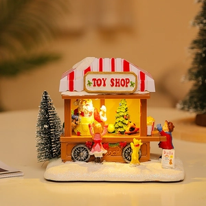 Dettaglio di un negozio di giocattoli di Natale in miniatura con luci LED e Babbo Natale