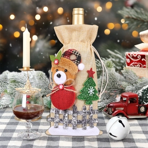 Copribottiglia di vino natalizio in iuta con orsetto di peluche e decorazioni innevate