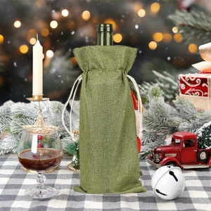 Dettaglio della borsa da vino in juta verde con coulisse e trama in lino intrecciato