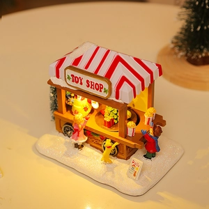 Dettaglio del negozio di giocattoli di Natale illuminato con luci e figure sulla neve