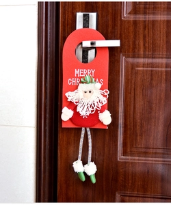 Détail d'un accroche-porte de Noël en feutre rouge avec une peluche du Père Noël en 3D