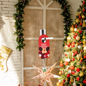 Détail d'une suspension de porte de Noël avec renne en peluche et Merry Christmas