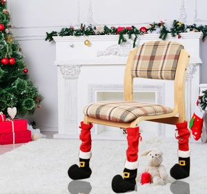 Detail der Weihnachts-Stuhlhussen im Elfenstiefel-Design mit Kunstfellbesatz in Rot