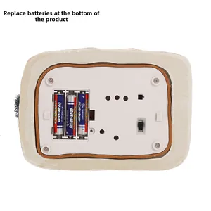 Dettaglio della base con vano batterie e interruttore di una casetta natalizia decorativa