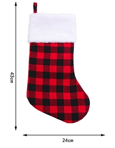 Détail d'une chaussette de Noël à carreaux rouges et noirs avec dimensions de 43 cm par 24 cm
