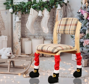 Detail von Weihnachts-Stuhlbeinschonern in Elfenstiefel-Optik mit goldener Schnalle