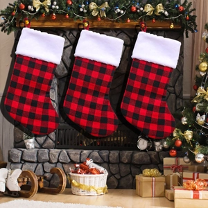 Chaussette de Noël à Carreaux Buffalo Rouge Et Noir Avec Bordure en Fausse Fourrure Blanche Sac Cadeau Classique Noël