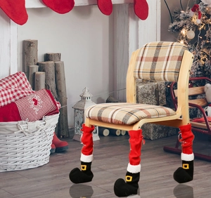 Detail von Weihnachts-Stuhlbeinschonern im Weihnachtsmann-Stiefel-Stil in festlicher Deko