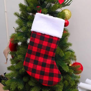 Chaussette de Noël classique à carreaux rouges et noirs avec bordure en fausse fourrure blanche