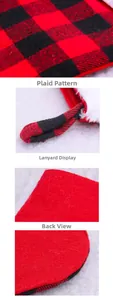Vue détaillée de chaussettes de Noël à carreaux rouges et noirs avec bordure en fourrure