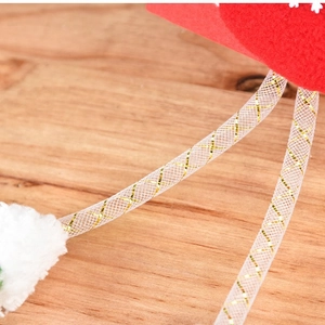 Décoration de Noël en peluche avec feutrine rouge et ruban doré sur bois