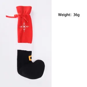 Weihnachtliche Weinflaschenhülle in Stiefelform aus rotem Samt mit Schneeflocken-Stickerei