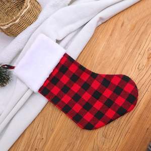 Chaussette de Noël classique à carreaux rouges et noirs avec bordure en fausse fourrure blanche