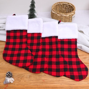 Lot de quatre chaussettes de Noël à carreaux rouges et noirs avec bordure en fourrure