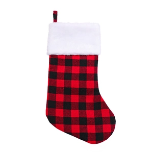 Chaussette de Noël classique à carreaux rouges et noirs avec bordure en fausse fourrure blanche