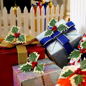 Kunstmatige hulstblaadjes met rode bessen op feestelijke geschenkdozen
