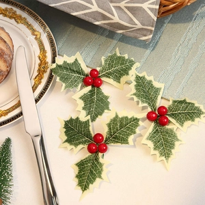 Detail van kunstmatige hulstbladeren met rode bessen voor kerstdecoratie DIY