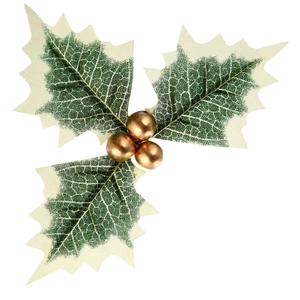 Kerst DIY decoratie met kunstmatige hulstbladeren en gouden bessen op een witte achtergrond