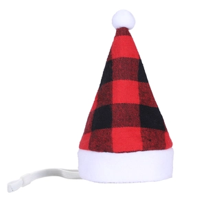 Détail du chapeau de Noël pour animaux à carreaux rouges avec sangle élastique