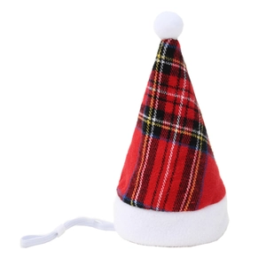 Détail macro du chapeau de Noël rouge à carreaux pour animaux avec pompon et sangle