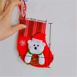 Vue détaillée de la petite chaussette de Noël rouge avec ours et texte Merry Christmas