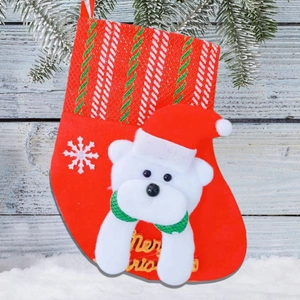 Chaussette de Noël avec figurine d'ours polaire et boucle de suspension sur fond enneigé