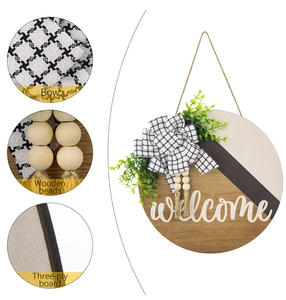 Détail de la couronne welcome avec perles en bois, nœud et texture en panneau triple